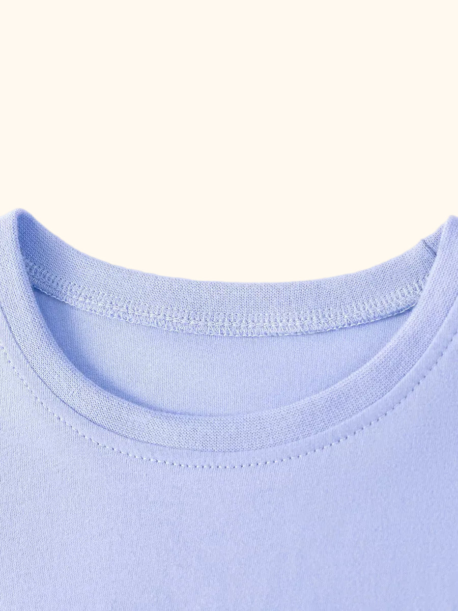 Light blue kids cat appliqué T-shirt with round neckline, neckline close-up
