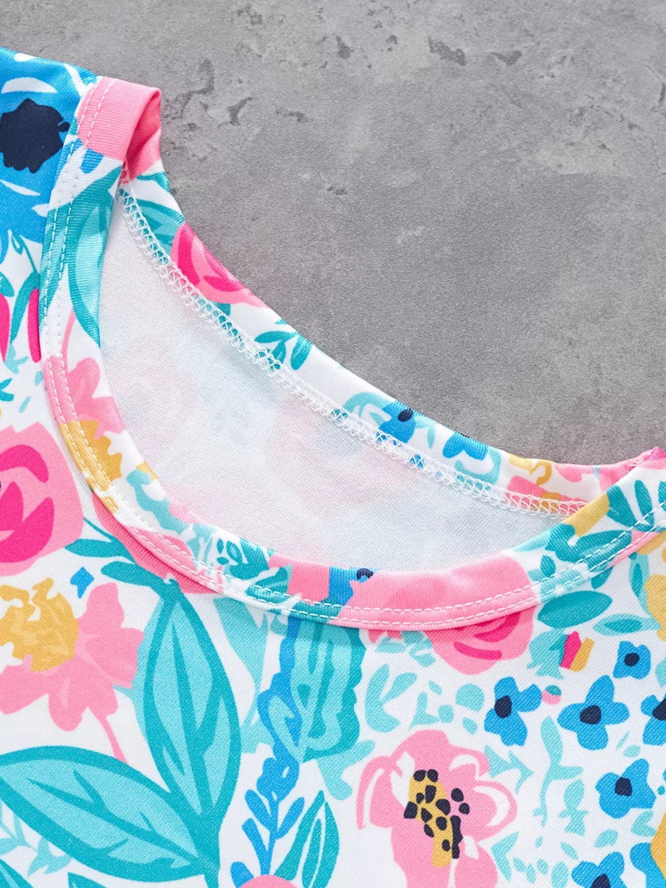 Multicolor kids floral print T-shirt with round neckline, neckline close-up